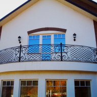 Кованые балконы для загородного дома
