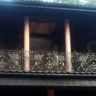 Кованые балконы для деревянного дома